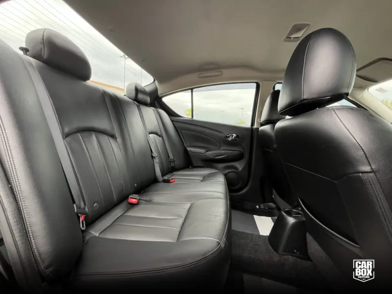 Versa Sedan - Foto