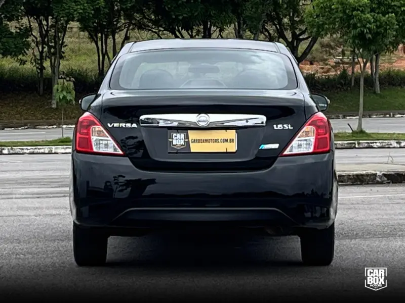 Versa Sedan - Foto