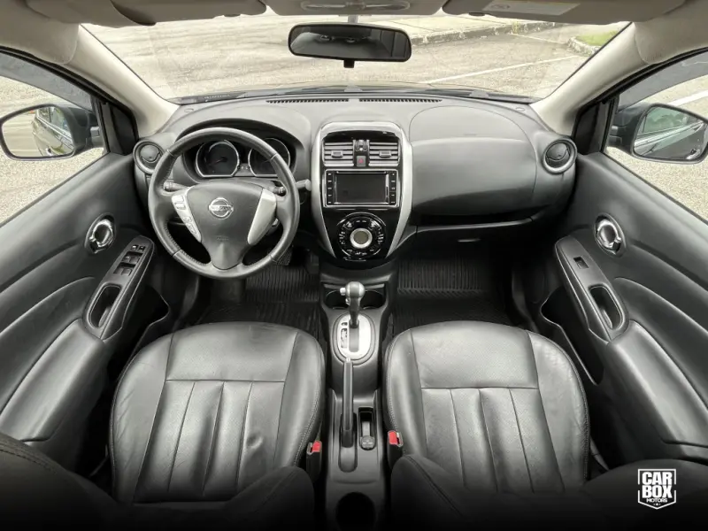 Versa Sedan - Foto