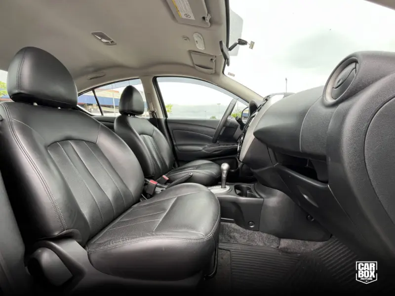 Versa Sedan - Foto