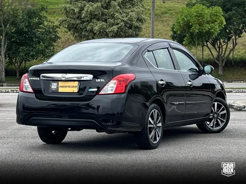 Versa Sedan - Foto