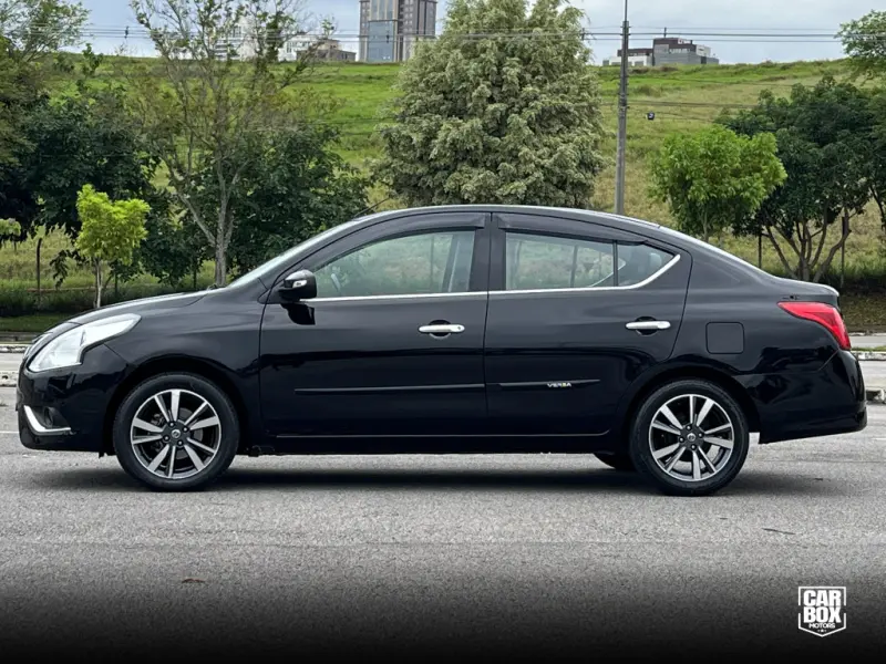 Versa Sedan - Foto